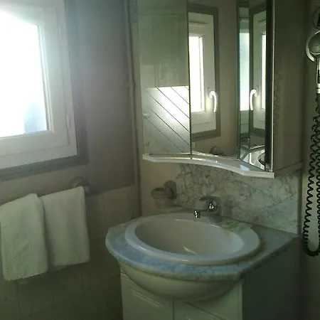 Le Sisley 2*